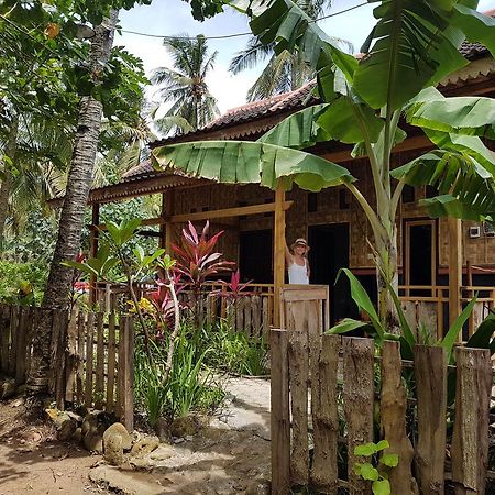Red Island Bungalows Pasanggaran Buitenkant foto